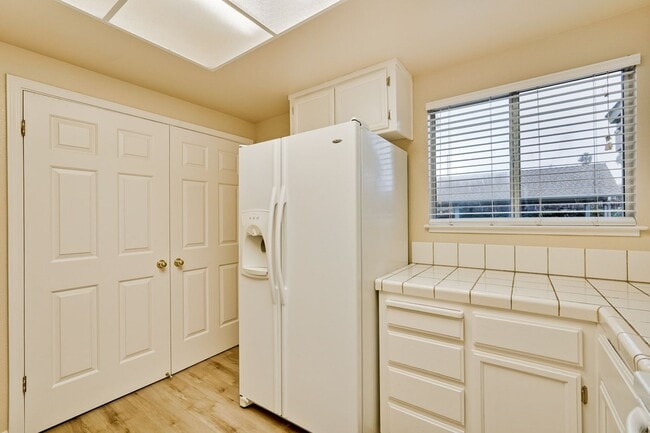 Building Photo - Cute One Bedroom Condo with Central AC and Heat.