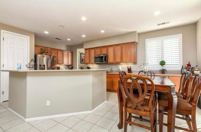 Building Photo - Spacious 5BR House in Palmdale