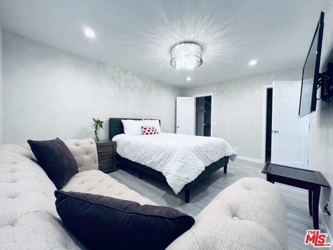 Building Photo - 4642 Park Granada Park