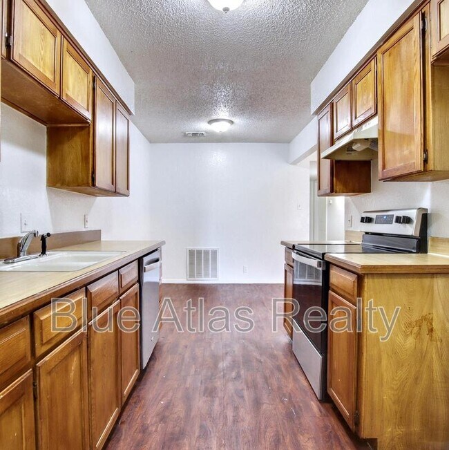 Building Photo - 6859 S Creek Dr