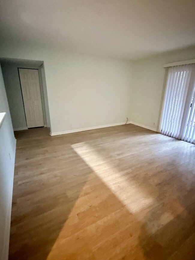 Building Photo - Comfortable coastal living in a convenient mid-island location! Available Now!