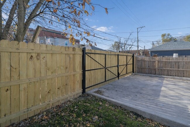 Building Photo - 4839 W Huron St