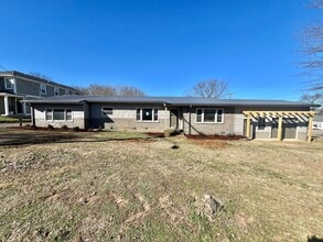 Building Photo - Remodeled Single Level 3 Bed, 2 Bath Home w/ 1 Car Garage