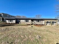 Building Photo - Remodeled Single Level 3 Bed, 2 Bath Home w/ 1 Car Garage