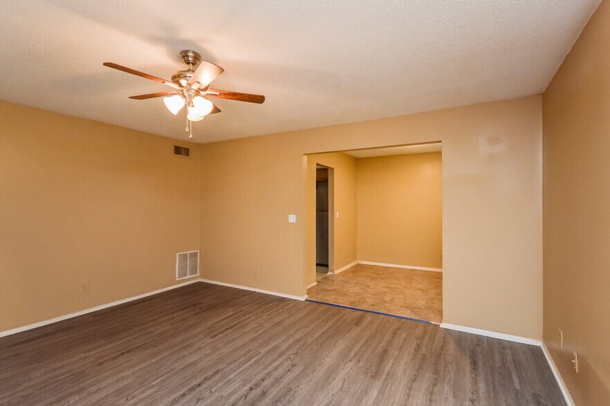 Building Photo - 5438 Farmview Close