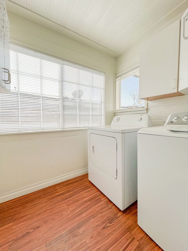 Building Photo - Los Alamitos 4 Bed 2 Bath House - 2 Car Gar - Wood Flooring - Huge Yard - Cute!!!