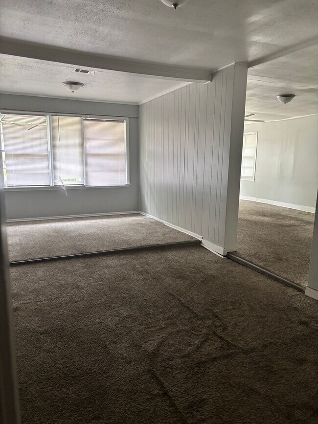 Building Photo - 3211 Charleston Dr