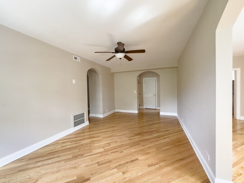 Building Photo - 913 Green Bay Rd