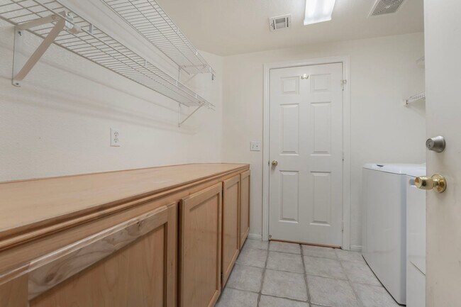 Building Photo - Beautiful Home in a Corner Lot!