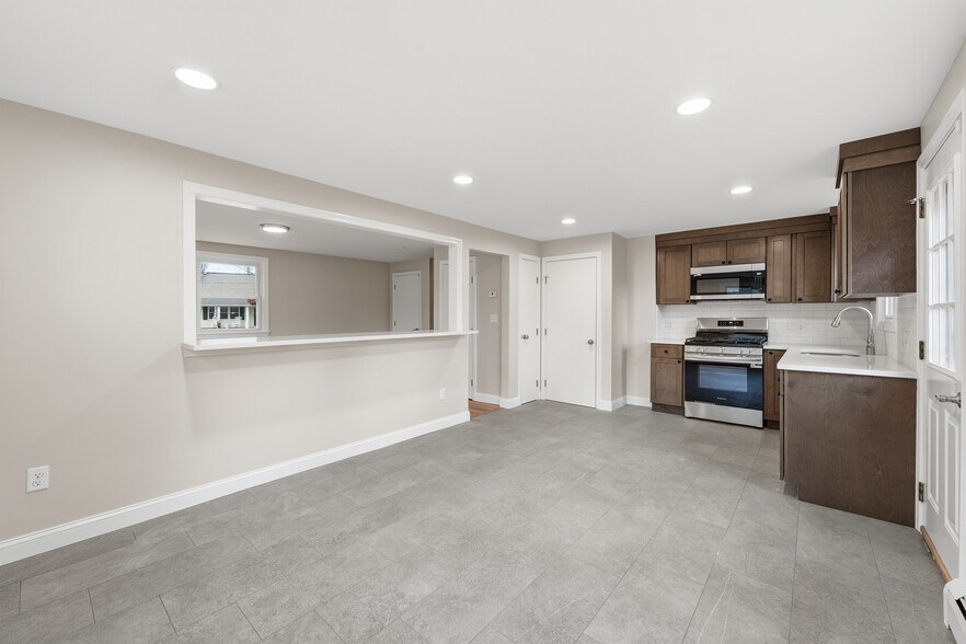 Building Photo - 4 Sandberg Rd