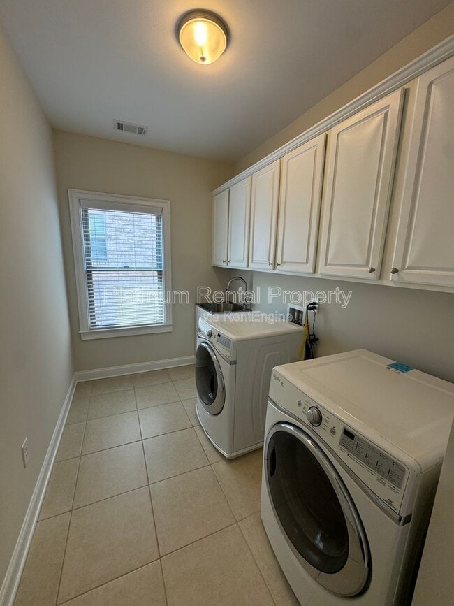 Building Photo - 3578 Strath Dr