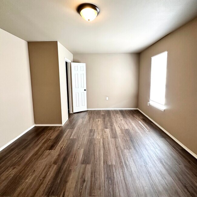 Building Photo - 524 46th St