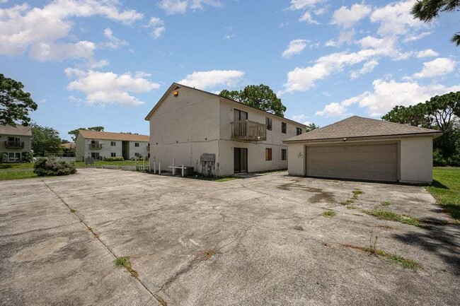 Building Photo - Adorable home in the heart of Palm Bay!