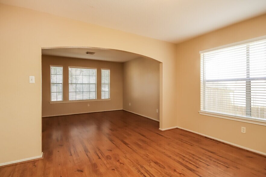 Building Photo - 2610 Heather Knoll Dr