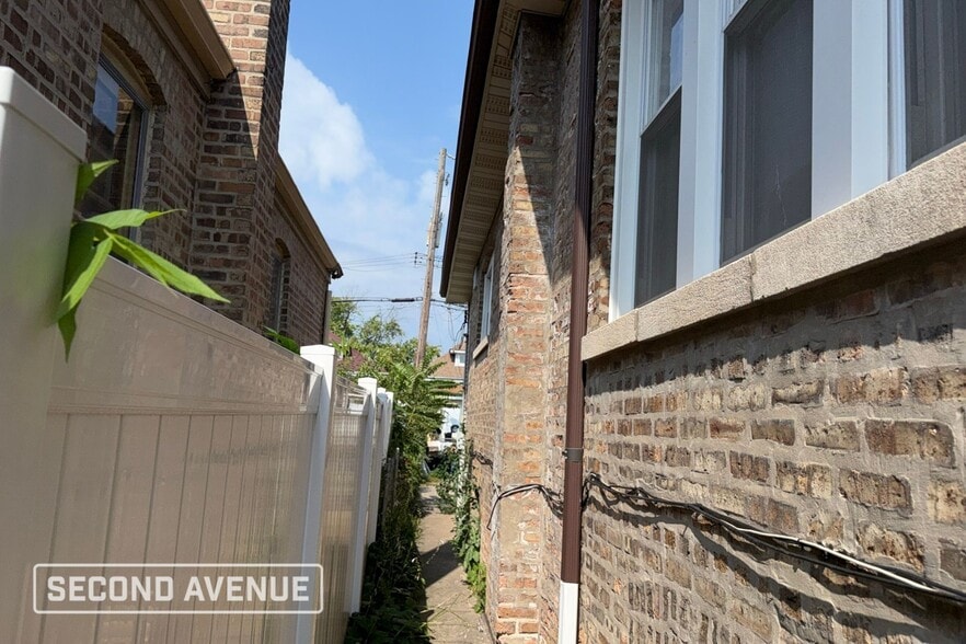 Building Photo - 8446 S Paulina St