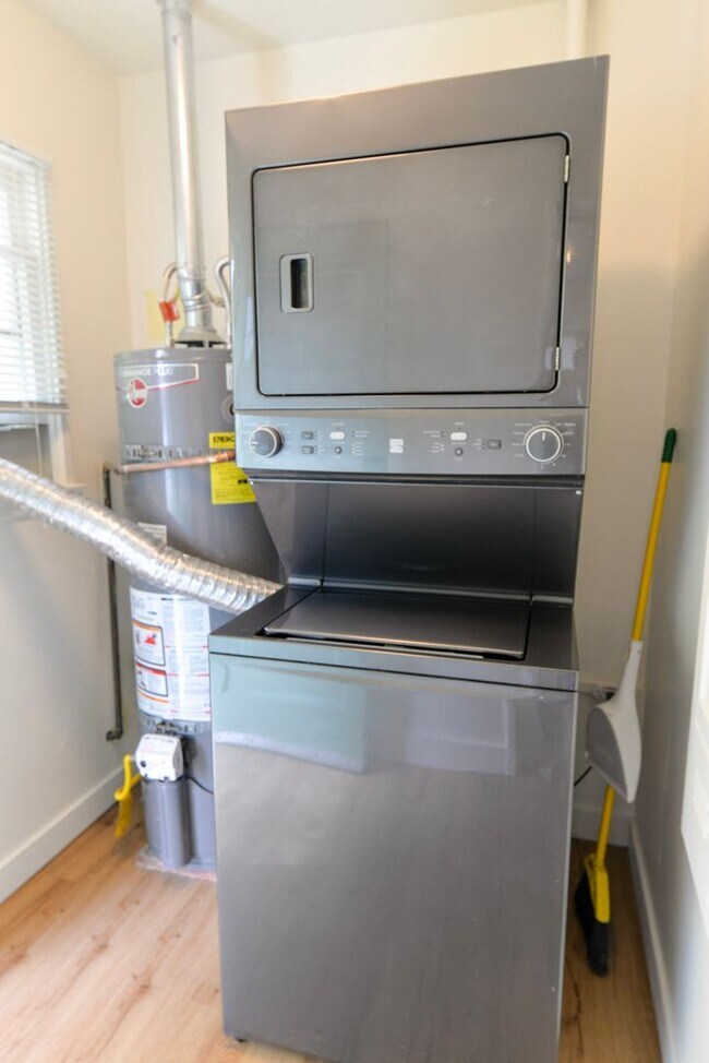 Building Photo - Single Family Home-Prime Location! Washer/...