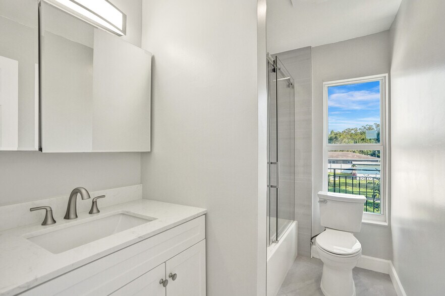 Building Photo - 960 SW 28th St