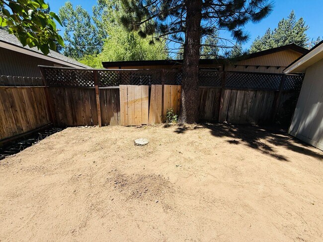 Building Photo - Pet Friendly 4 bed 2 bath house for rent at 1222. Jobs Peak