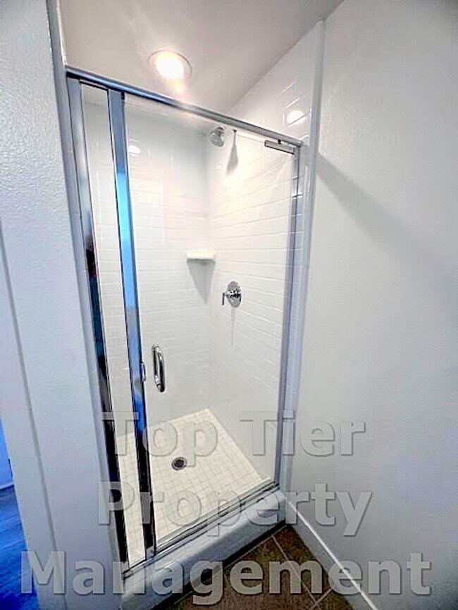 Building Photo - Beautiful & Modern 3 bed/ 3.5 bath/ 2,029 Sqft Condo with amazing Views in Carroll Canyon- Availa...