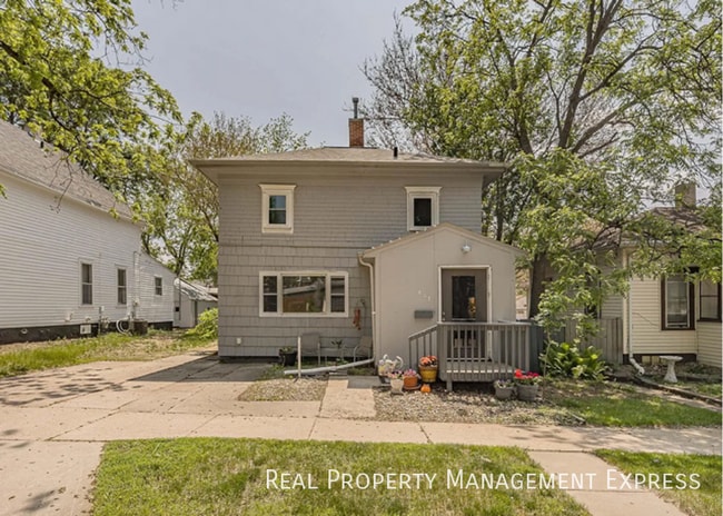 Building Photo - 807 W 13th St