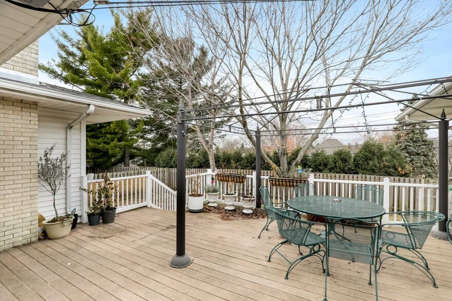Nice Deck - 5508 France Ave S