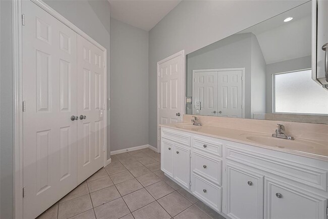 Building Photo - 9631 Highland Pointe Dr