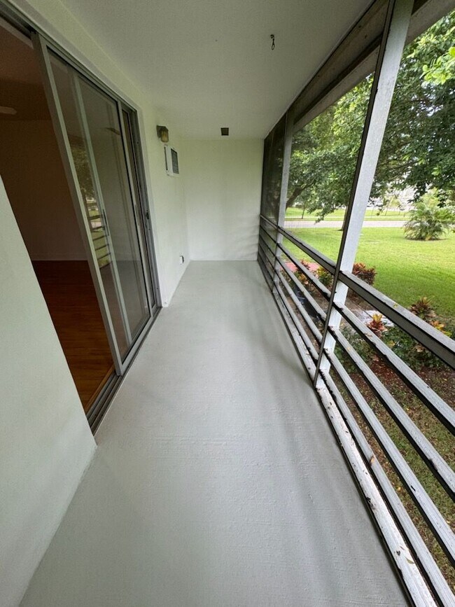 Schrened in Balcony - 75 Harwood H