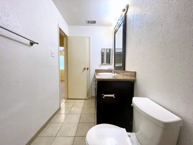 Building Photo - 752 Memorial Mews St