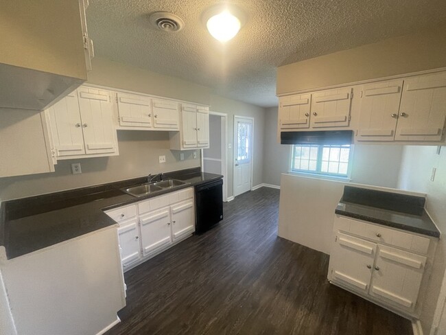 Building Photo - $500 OFF FIRST MONTH'S RENT!