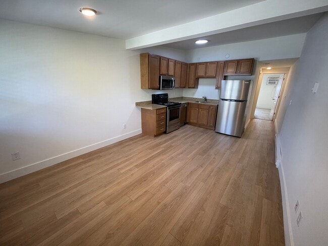 Building Photo - 419 E 7th