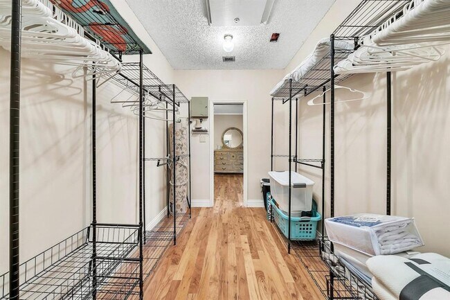 Building Photo - 7644 Elm Ridge Dr