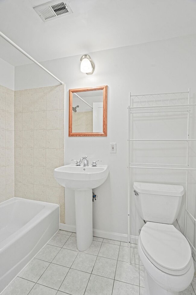 Building Photo - 2 Bedroom Beauty in Bloomingdale! Pets Wel...