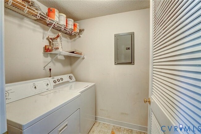 Building Photo - 4620 Twin Hickory Lake Dr