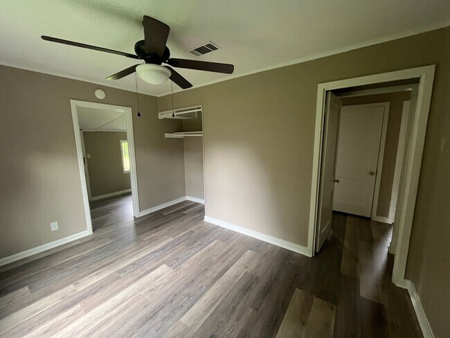 Building Photo - 2 Bedroom Plus bonus room 1 bath Home in Jacksonville