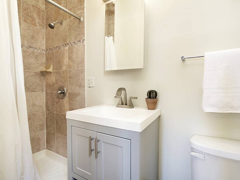 Building Photo - 5124 S University Ave