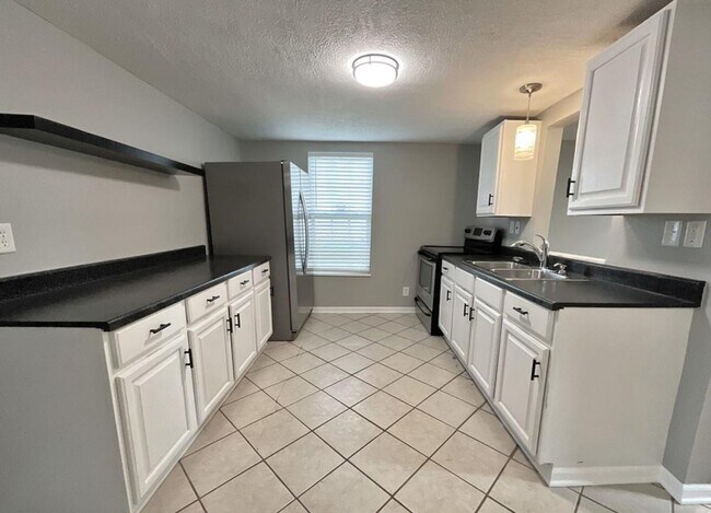 Building Photo - 1324 W Walnut St