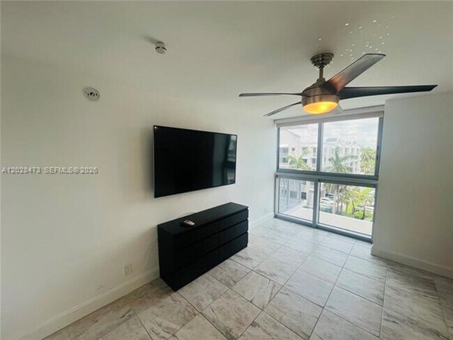 Building Photo - 2655 Collins Ave