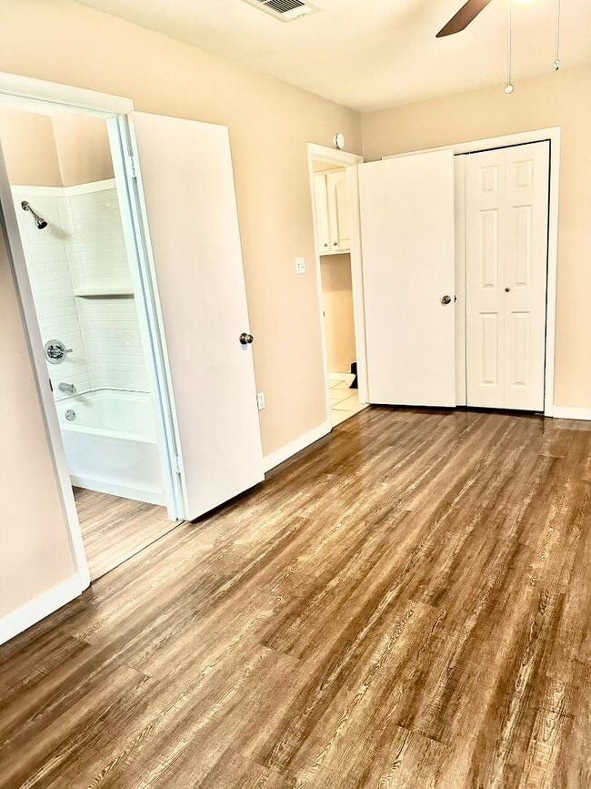 Building Photo - 305 N 40th Ave