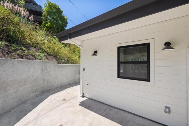 Building Photo - 196 Amapola Ave