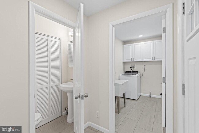 Building Photo - 705 Devon Rd