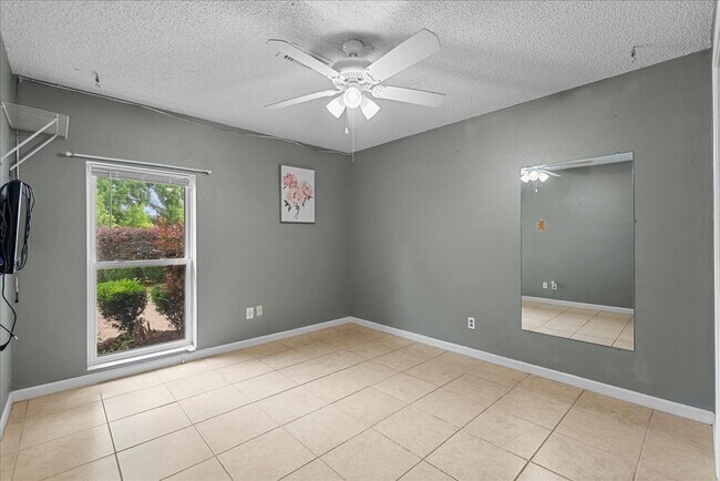 Building Photo - 883 Silverpines Rd