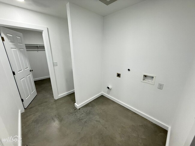Building Photo - 2503-2505 S 47th Ave