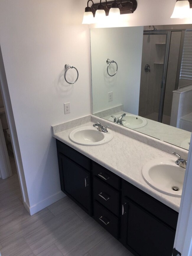 Building Photo - Pet Friendly Gorgeous Row End Townhome w 2...