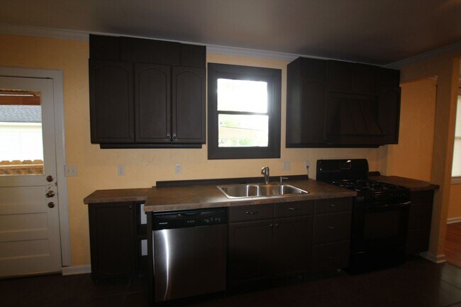 Building Photo - 3 Bedroom, 1.5 Bath Home in Central Tyler!