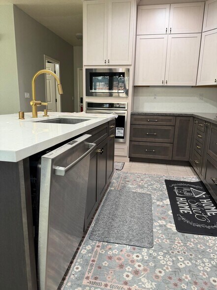 Building Photo - 1084 Huntly Dr