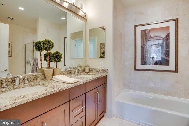 Building Photo - 8220 Crestwood Heights Dr