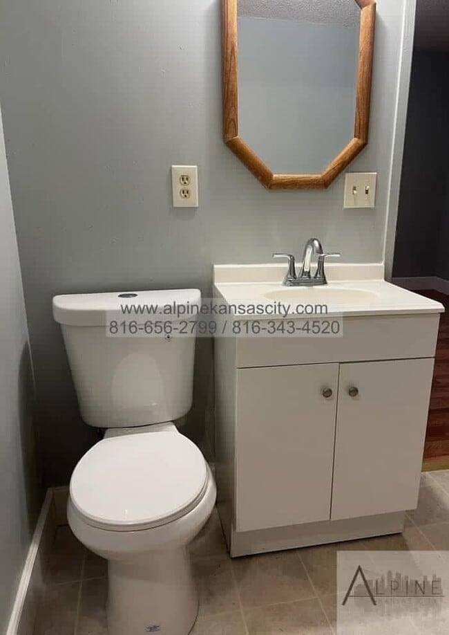 Building Photo - Spacious Duplex off Truman Rd