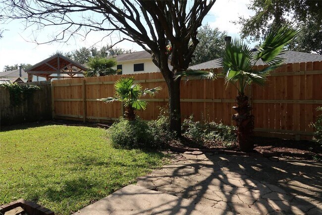 Building Photo - 1714 Oak Ridge Dr