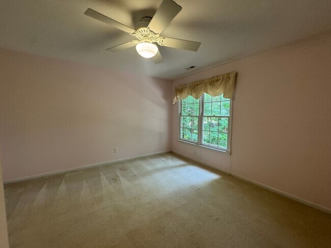 Building Photo - 4 Bed | 2.5 Bath House in Chapel Hill