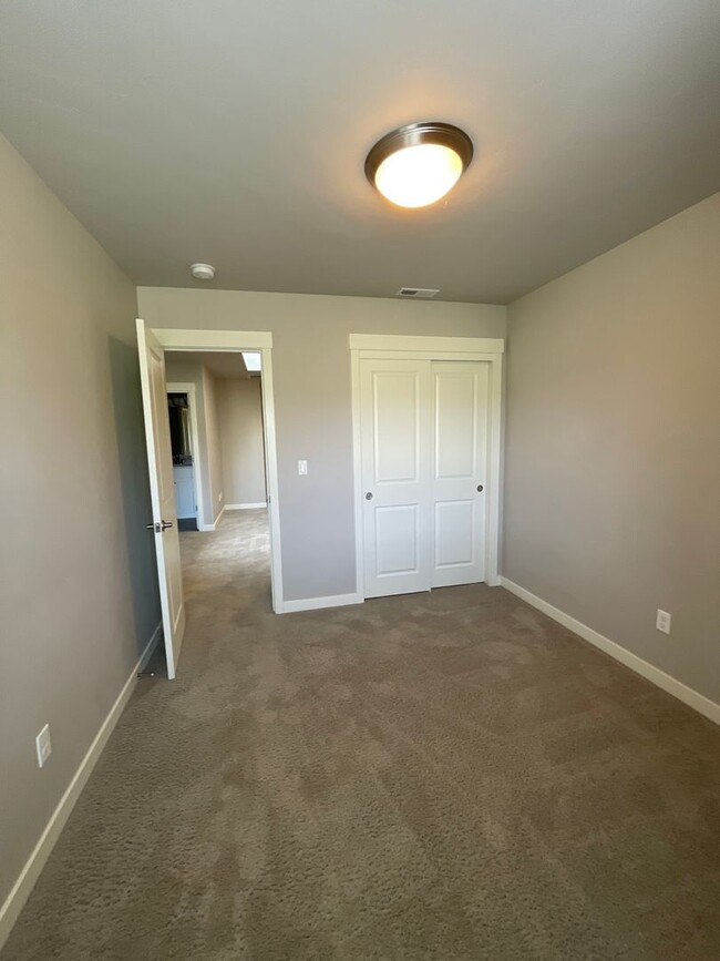 Building Photo - 3 Bedroom Townhome  in SW Redmond  - Parkl...